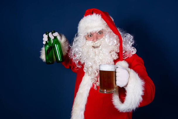 Legrační Santa Claus pije pivo. - Fotografie, Obrázek