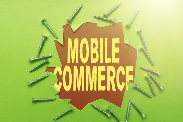 Podpis wyświetlający Mobile Commerce. Koncepcja biznesowa Korzystanie z telefonu komórkowego do przeprowadzania transakcji handlowych online Warsztaty Pomysły na poprawę produktywności Inspiracje i rozwiązania - Zdjęcie, obraz
