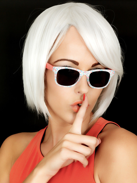 Attractive Young Woman Wearing Sunglasses - Foto, imagen