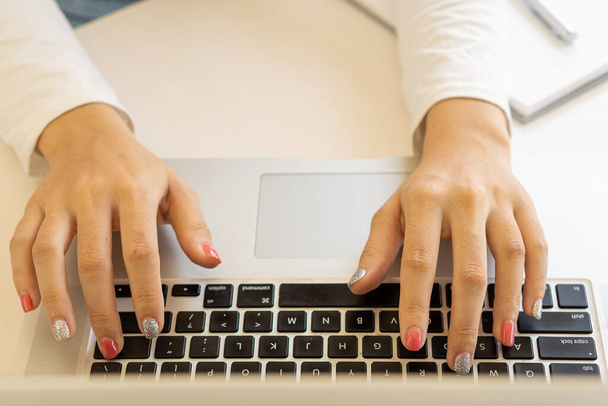 Επιχειρηματίας χέρια πιέζοντας πληκτρολόγιο laptop για να εργαστούν στο σπίτι για τα φορολογικά οικονομικά - Φωτογραφία, εικόνα