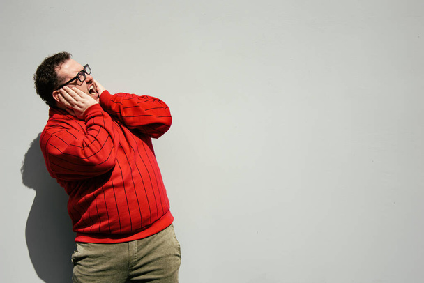 Funny fat man. Study and work. Red sweatshirt. - Fotografie, Obrázek