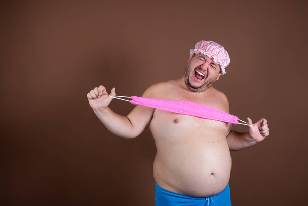 Funny fat man washes in the shower. - Foto, Imagen