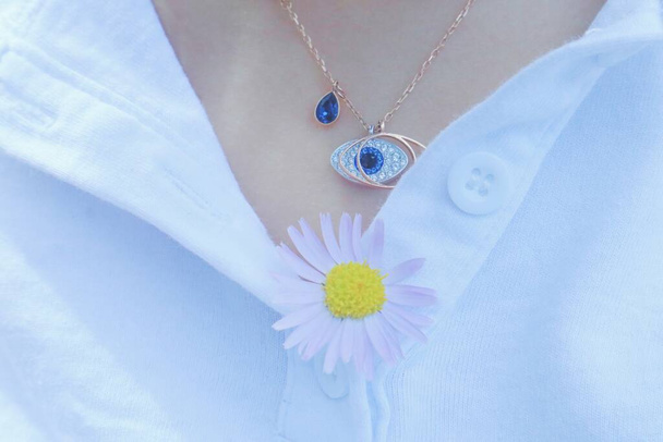 gyönyörű ékszerek egy nyaklánc és egy kék medál fehér háttér - Fotó, kép
