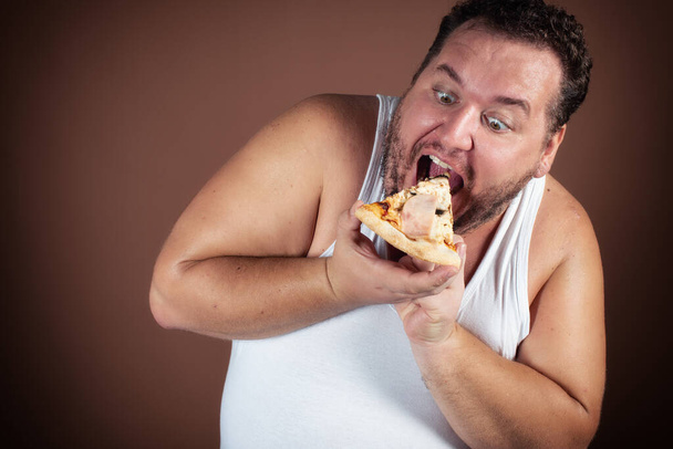 Ernährung und gesunder Lebensstil. Lustiger fetter Mann mit einem Burger. - Foto, Bild