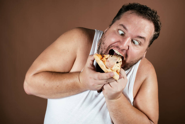 Дієта і здоровий спосіб життя. Смішний товстий чоловік з бургер
. - Фото, зображення
