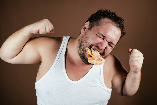 Dieta a zdravý životní styl. Vtipný tlusťoch s hamburgerem. - Fotografie, Obrázek