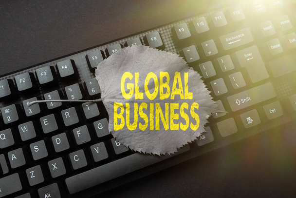 Az ihletet adó szöveg Global Business. Üzleti koncepció Kereskedelmi és üzleti rendszer egy vállalat világszerte Absztrakt gépelés Online Meghívók, Rögzítő szövegszerkesztő program - Fotó, kép