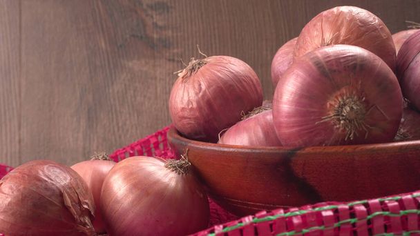 frische rote Zwiebeln in einer Holzschüssel - Foto, Bild