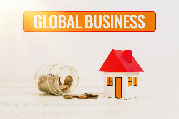 Az ihletet adó szöveg Global Business. Koncepció jelentése Kereskedelmi és üzleti rendszer egy cég csinál szerte a világon Létrehozása Property Contract eladni, bemutatása House Eladó Deal - Fotó, kép