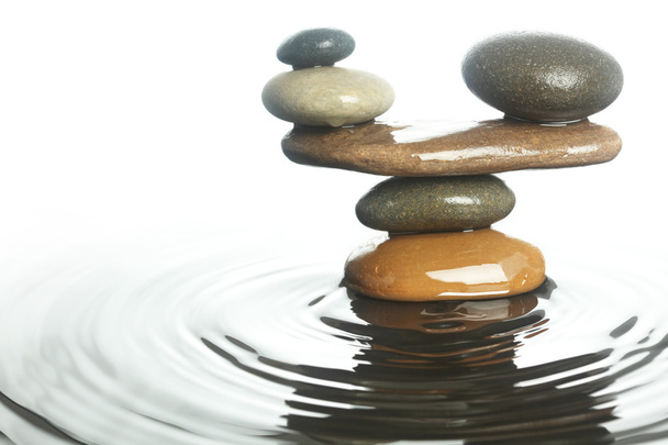 Тщательно сбалансированные камни в воде
 - Фото, изображение