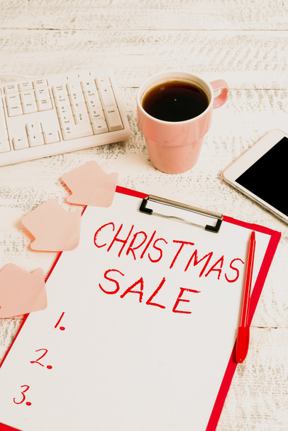 クリスマスセールを示すテキストキャプション。小売業者が商品を低価格で販売するビジネスショーケース期間新しいアイデアを入力するビジネスプランニングアイデアの声とビデオ通話 - 写真・画像