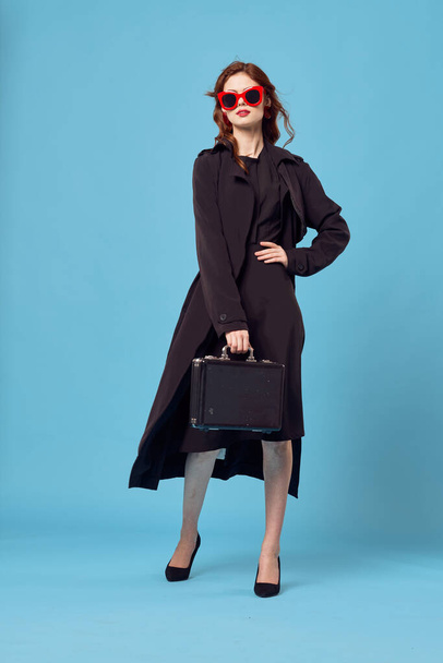 κομψή γυναίκα σε μαύρο παλτό επιχειρηματίας εργασία τότε διακοπές - Φωτογραφία, εικόνα