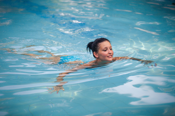 brunette girl in blue swimming suit - Foto, Imagen