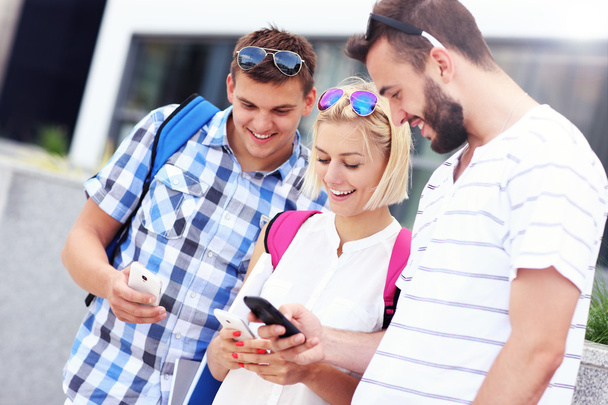 skupina mladých lidí používající smartphony - Fotografie, Obrázek
