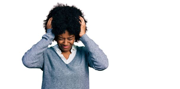 Молодая африканская американка в деловой одежде страдает от головной боли и стресса из-за боли и мигрени. руки на голове.  - Фото, изображение