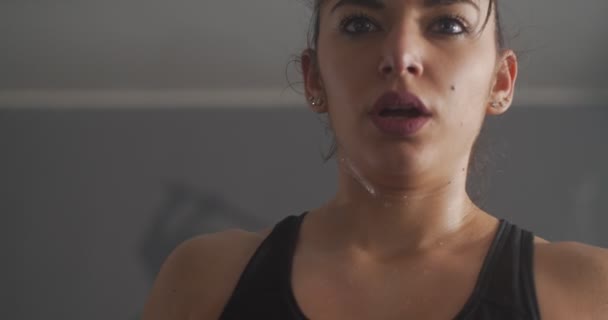 boks dziewczyna praca w siłownia - Materiał filmowy, wideo