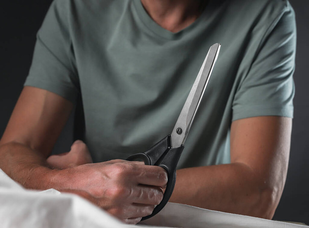 Male hands holdinl tailor sewing scissors - Foto, Imagem