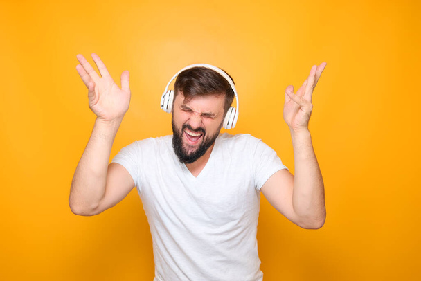 dancing - bearded man with headphones on his ears. - Foto, Bild