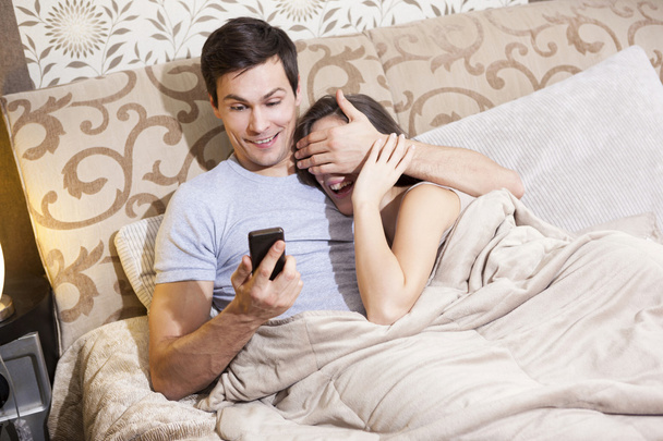 Boyfriend hiding text message from girlfriend - Foto, Imagen