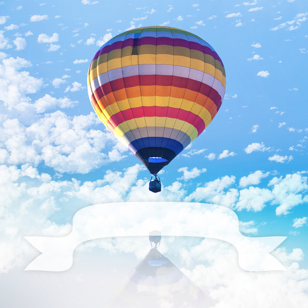 αερόστατο ζεστού αέρα στη θάλασσα με το σύννεφο και κενό κορδέλα για βάλτε κείμενο  - Φωτογραφία, εικόνα