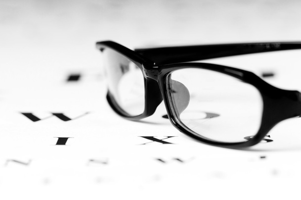 Оптичні окуляри для читання на столі зору
 - Фото, зображення
