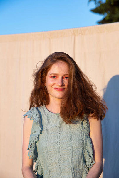 Sorridente giovane donna europea con trucco luminoso con i capelli rossi - Foto, immagini
