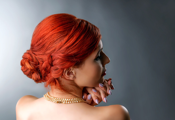 bir kadının şık bir saç modeli ile yakın çekim - Fotoğraf, Görsel