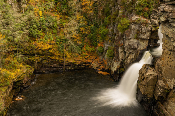 Pohled dolů na Linville Falls na podzim podél Blue Ridge Parkway - Fotografie, Obrázek