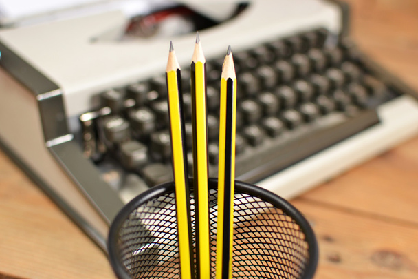 Machines à écrire et crayons
 - Photo, image