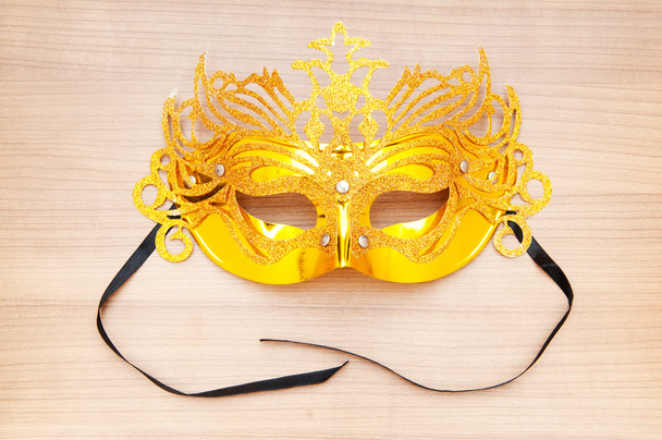 zdobené masky izolovaných na dřevěné pozadí - Fotografie, Obrázek