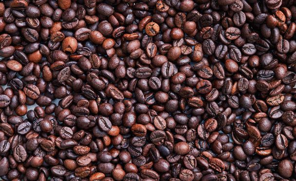 Bruine en zwarte koffiebonen. Geroosterde Arabische espresso koffie granen. - Foto, afbeelding