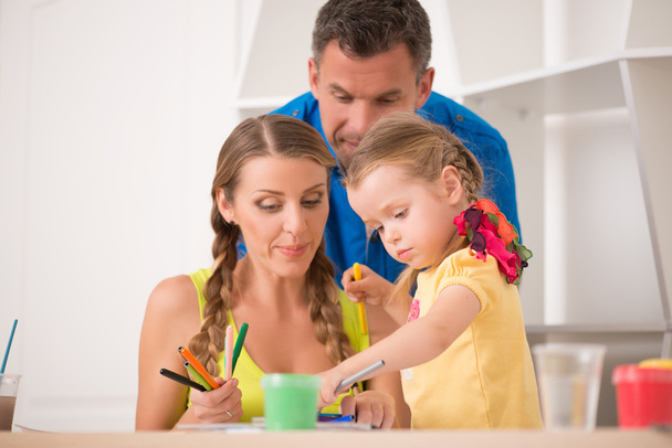 Lovely happy family drawing and painting at home together - Foto, imagen