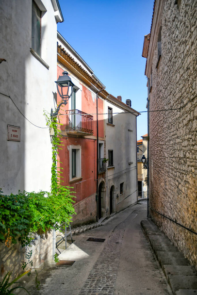 Monteroduni 'de dar bir sokak, İtalya' nın Molise bölgesinde bir ortaçağ kasabası.. - Fotoğraf, Görsel