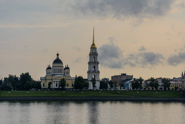 wunderschöne Kathedrale am Ufer der Wolga. Spaso-Preobrazhensky-Kathedrale, Rybinsk, Gebiet Jaroslawl - Foto, Bild