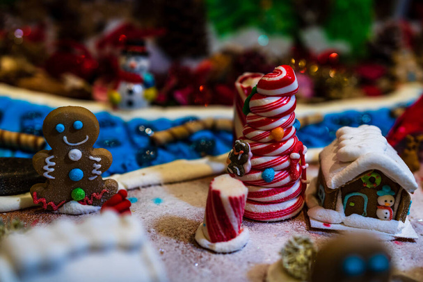 Karácsonyi kompozíció szezonális dekorációval és díszítéssel - Fotó, kép