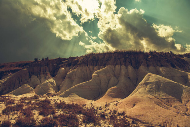 Calhan Colorado Painted Mines Interpretive Park Sandy Formations and Stormy Sky (en inglés). Condado de El Paso. - Foto, imagen