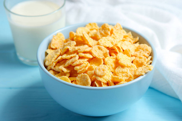 Heerlijke cornflakes in een bord op tafel.  - Foto, afbeelding