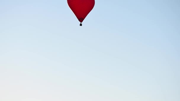 Barevný horkovzdušný balón ve tvaru srdce letící při západu slunce nad modrou oblohou ve zpomaleném filmu, koncept Šťastného Valentýna. 4k HDR Kvalitní záběry - Záběry, video
