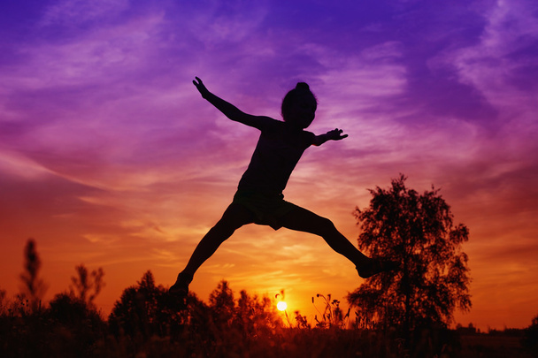 Girl jumping outdoor - Foto, Imagen