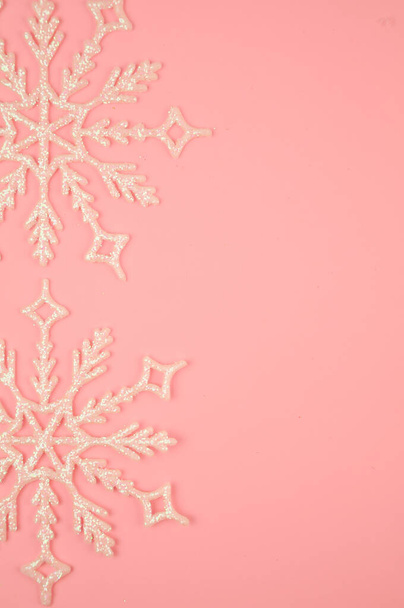 Söpö joulukoristeet vaaleanpunainen tausta kopioi tilaa - Valokuva, kuva