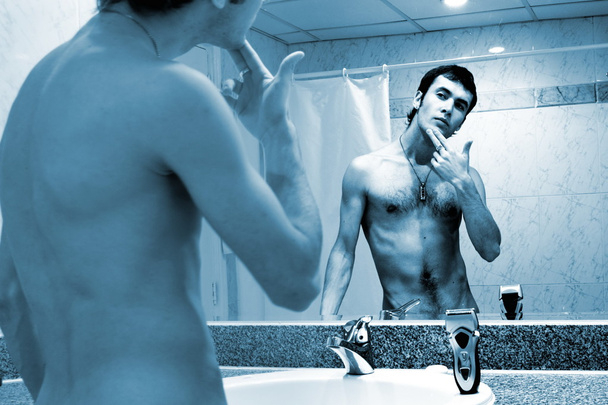 Молодий хлопець у ванній кімнаті
) - Фото, зображення