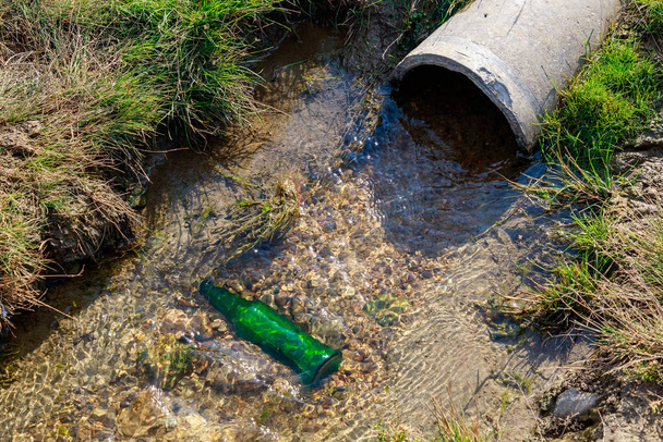 Saflaştırılmış suyla drenaj borusu. Atık atık. Metin veya harf için kopyalama alanı olan arkaplan - Fotoğraf, Görsel