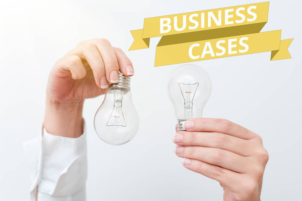 Käsiala teksti Business Cases. Liiketoimintaa koskeva yleiskatsaus - odotetun kaupallisen hyödyn perusteella kaksi uutta teknologiaa esittelevää tai esittelevää käsikäyttöistä lamppua - Valokuva, kuva