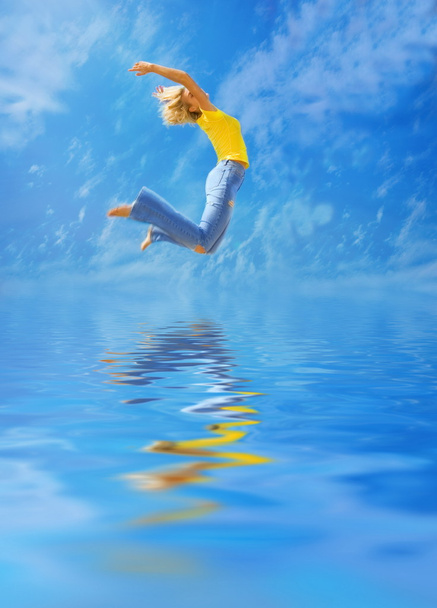 Hermosa chica rubia salta sobre el agua
 - Foto, imagen