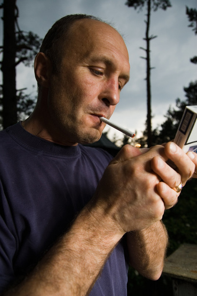 Курильщик с пачкой сигарет
 - Фото, изображение