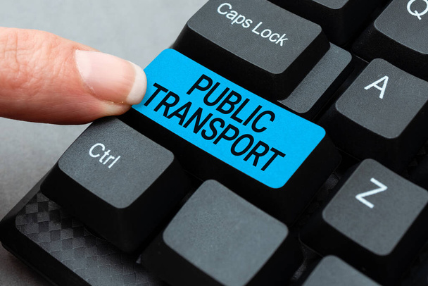 手書きのテキスト公共交通機関。ビジネスは公共へのグループ旅行システムによる乗客の輸送を紹介しますオンライン研究材料のコンパイルと入力、チャットメッセージの送信 - 写真・画像
