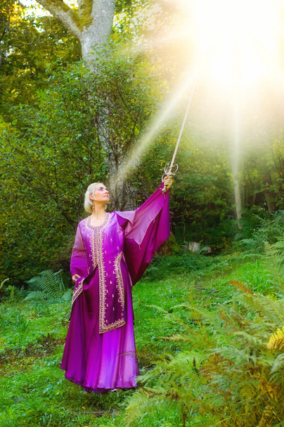 Красивая девушка с волшебным мечом
 - Фото, изображение