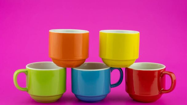 Colorida taza de café sobre fondo de papel colorido Una gran cantidad de tazas de café y té en la cafetería Concepto de fondo de comida y bebida - Foto, Imagen