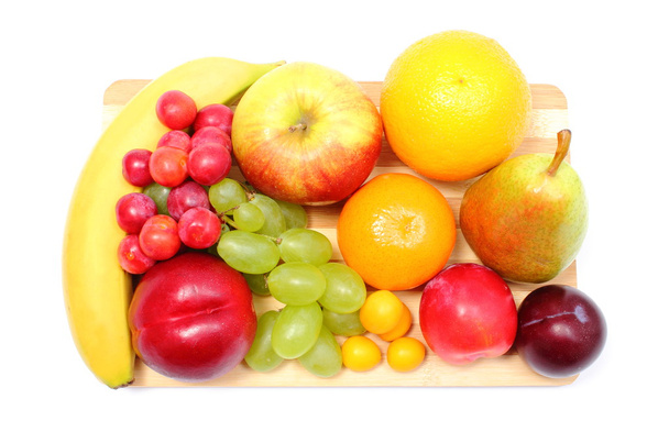Свежие спелые фрукты на деревянной доске
 - Фото, изображение