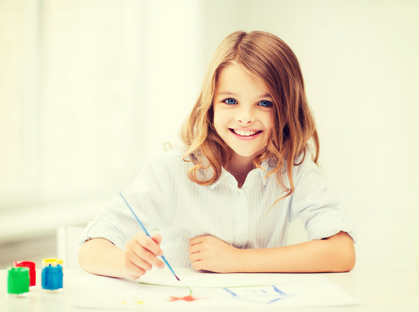 little girl painting at school - Foto, Bild